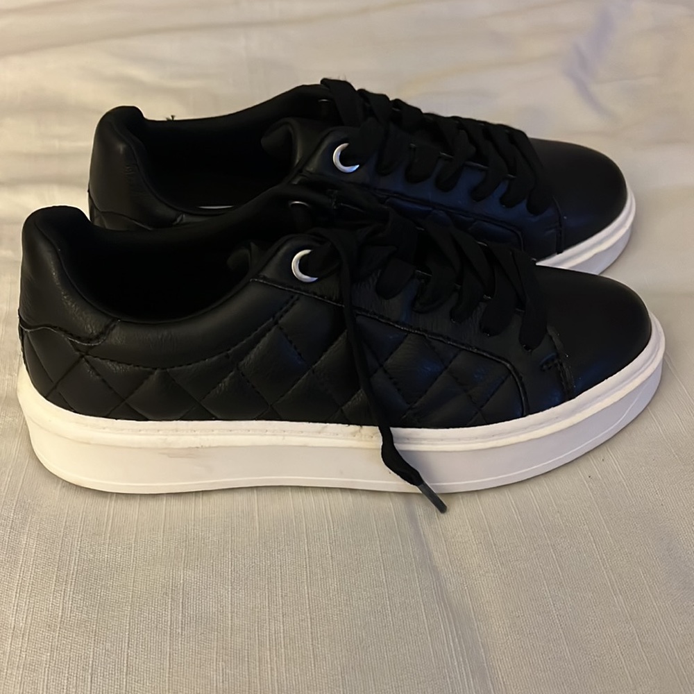 Steve Madden never worn catcher sneakers! Size 7.5 but run a little small